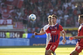 Football match, Jan SCHÖPPNER 3 1.FC Heidenheim and Noah WEISSHAUPT SC Freiburg have the ball