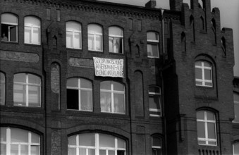 GDR, Berlin, 01.06.1990, protest banner, gold dot shoes, recognised also in united fatherland?,