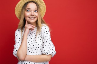 Foto-Porträt von jungen schön niedlich glücklich blonde Frau tragen lässiges Kleid und Strohhut