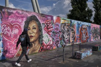 Germany, Berlin, 04.08.2024, Sunday afternoon in Mauerpark, Graffiti wall, Eva Ayllon, Europe