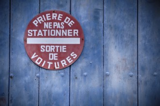 Keep driveway clear sign on a garage door in France, 2017