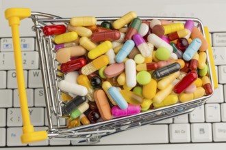 Tablets with shopping trolley. Symbolic photo for the purchase of medicines on the Internet Austria