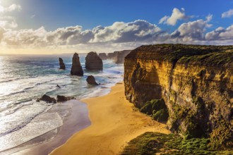 Powerful Pacific surf breaks down on the shore. Grandiose coast of Australia. Rocks of the Twelve