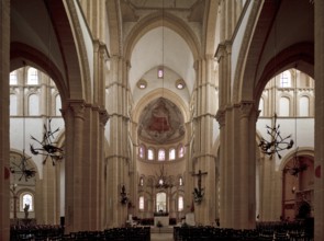 Frankr Paray-le Monial Burgundy Basilica Sacre-Coeur Begun around 1100 Interior facing east Painted