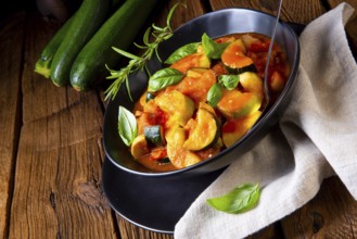 Vegetarische ratatouille mit frischem gemüse und kräutern