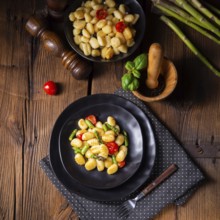 Crispy gnocchi with roasted asparagus and tomatoes