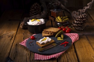Köstliche hausgemachte fleischsalat mit mayonnaise und gurke