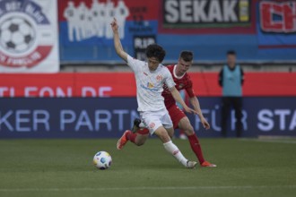 Football match, Jae Sung LEE 1. FSV Mainz 05 left on the ball in a duel with Jan SCHÖPPNER 1. FC