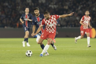 Football match, David LOPEZ Girona FC right, taking a shot, Marco ASENSIO Paris St Germain tries to