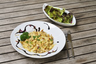 Kaesspatzen, cheese spaetzle with fresh green salad