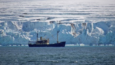 Expedition Boat, Deep Blue Glacier, 14 of July Glacier, Krossfjord, Arctic, Spitsbergen, Svalbard,