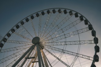 Ferris wheel at the Christmas market directly on the Rhine, sunrise, Düsseldorf, Germany, Europe