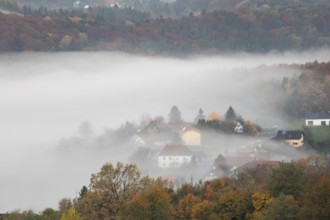 Autumn atmosphere in the early morning, fog drifts through the hilly landscape, St. Andrä-Höch,