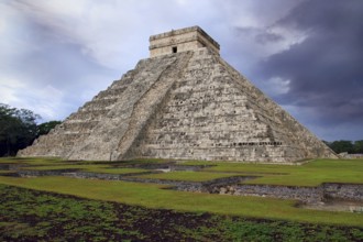 Chichen Itza el Castillo Kukulcan Mayan temple cloudy sky Mexico Yucatan