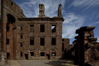 Renaissance east wing, so-called NITHSDALE APARTMENTS from 1634, courtyard façade, gate bastion on