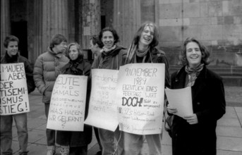 Germany, Berlin, 9.11.1990, Action to commemorate 9 November (Kristallnacht), in front of the Neue