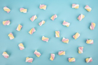 Süße leckere Marshmellows auf hellblauem Hintergrund