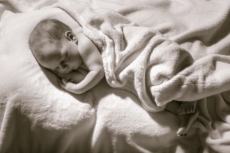 Gesundes neugeborenes Baby Junge zwei Wochen alt schlafen