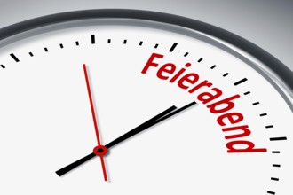 Eine Uhr mit Text Feierabend