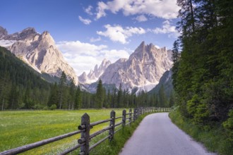 Hiking in Val Fiscalina in South Tyrol with a view of the mountains
