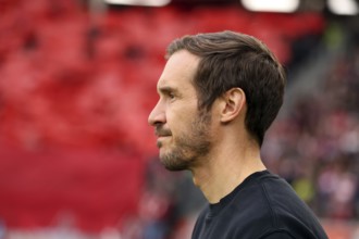 Head coach / coach Julian Schuster (SC Freiburg) at the minute of silence for the Holocaust in