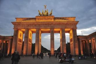 Brandneurger Tor Berlin in the evening