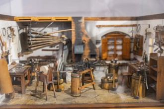 In the atmospheric setting of the Jägerhof, virtuoso and naive folk art from Saxony can be seen in