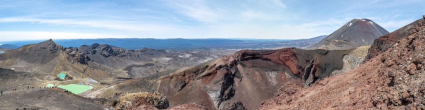 Vie of Emerald Lakes, Red Crater and Mount Ngauruhoe at the Tongariro Alpine Crossing, New Zealand,