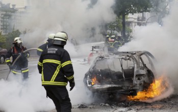 Fire brigade extinguishes burning cars on the Elbchaussee in Hamburg after the riots at the G20