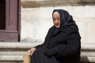 Old woman, Cathedral of Burgos, Castilla y Leon, Spain, Europe