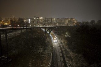 Germany, Berlin, 05.01.2025, Schwedter Steg, view from the Behmbrücke, S-Bahn train, facades of the