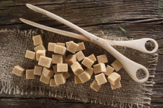 Presentation of small cubes of brown sugar on hemp tablecloth