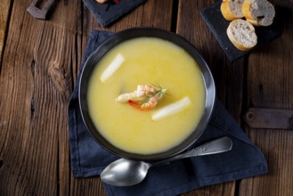 Super tasty asparagus soup with prawns and capers
