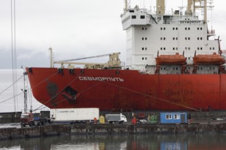 Sevmorput, nuclear-powered ice breaking lighter aboard ship carrier, Russian container ship