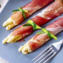 Asparagus ham rolls with strawberries and hollandaise