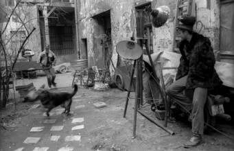 Germany, Berlin, 30 November 1991, young men, squatters, in the courtyard of the squatted house