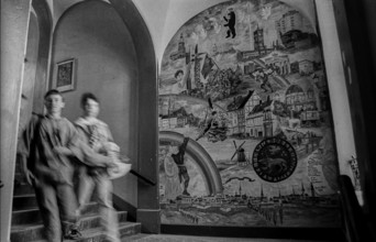 Germany, Berlin, 04.09.1991, high school in Dunckerstraße, School corridor with wall painting,