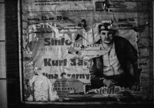 GDR, Berlin, 29 May 1990, Stadtmitte underground station (now U6), advertisement, closed for 28