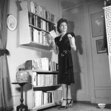 Fashion of 1946. A woman pictured wearing the typical fashion of the postwar era. Kristoffersson