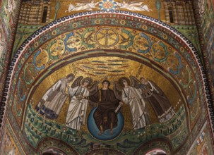 Ravenna, Basilica di San Vitale, view into the calotte of the choir apse, mosaic: Christ hands San