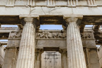 A close-up picture of the Temple of Hephaestus