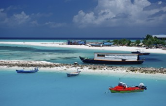 Fishing boats and dhonis off Maldives Island, Maldives, Indian Ocean, Meemu Atoll, Asia