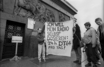 Germany, Berlin, 21 March 1992, DT64 - Demo at the Victory Column, I want to dose my radio myself: