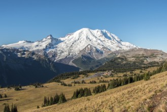 Cloudless view on Mt Rainier from Mt Fremont Lookout Trail, USA, North America