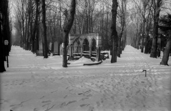 GDR, Berlin, 03.02.1987, Jewish cemetery Weißensee, in winter, avenues, grave site