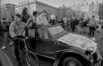 Germany, Berlin, 16 January 1991, demonstration against the Gulf War, in front of Humboldt
