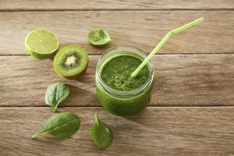 Detox green juice cleansing recipe with also kiwi lemon cucumber spinach
