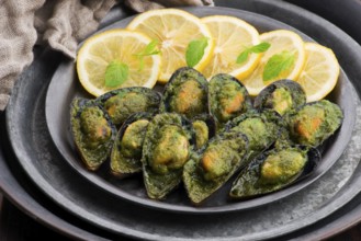 Seafood mussels with lemon and garlic