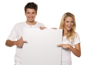 Paar mit leerem Poster zur Werbung für Eröffnung und Aktionen, Pair with an empty poster to