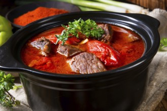 Ein echter ungarischer Gulasch mit Rindfleisch und Paprika